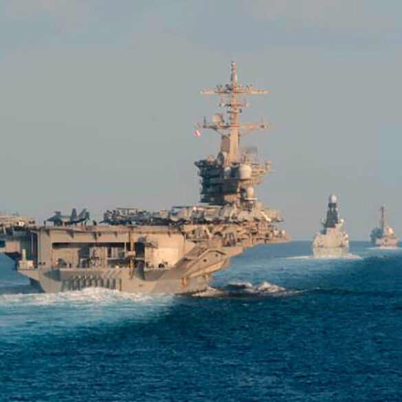 Mit dem US-Flugzeugträger USS Abraham Lincoln (vorn links) haben die USA bereits Anfang des Jahres ihre Präsenz im Nahen Osten verstärkt. (Archivbild)