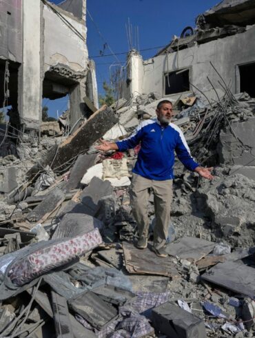 Der blutige Schlagabtausch zwischen Israel und der Hisbollah-Miliz geht weiter: Häuser in den Außenbezirken der Städte Ansar sowie Deir al-Sahrani wurden getroffen.