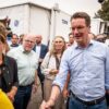 Nordrhein-Westfalens Ministerpräsident Hendrik Wüst (r, CDU), und Vize-Ministerpräsidentin Mona Neubaur (Grüne) haben sich von Einsatzkräften des Waldbrands im Hürtgenwald informieren lassen.