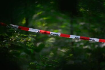Der Fund in einem Wald bei Berlin hat Ermittlungen ausgelöst, die bis hin zu mutmaßlichen Anschlagsplänen führen (Archivbild).