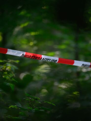 Der Fund in einem Wald bei Berlin hat Ermittlungen ausgelöst, die bis hin zu mutmaßlichen Anschlagsplänen führen (Archivbild).