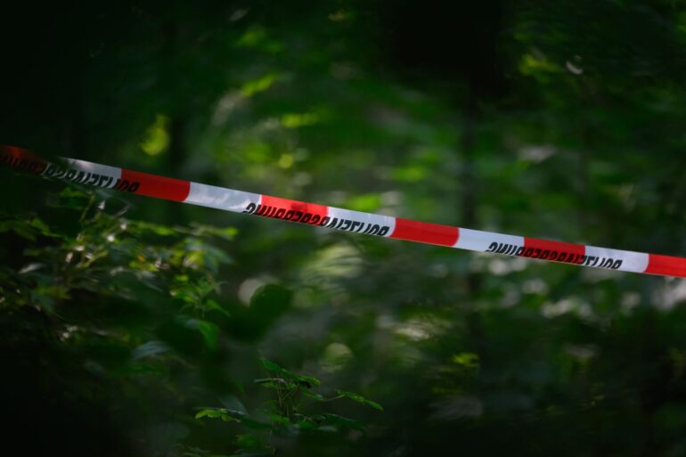 Der Fund in einem Wald bei Berlin hat Ermittlungen ausgelöst, die bis hin zu mutmaßlichen Anschlagsplänen führen (Archivbild).