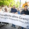 Lokal bilden sich immer wieder Unterstützerkreise, um die Abschiebung einzelner Ausreisepflichtiger zu verhindern. Bei dieser Demonstration in Bremen forderten Aktivisten generell großzügigere Regelungen für Migranten ohne Aufenthaltserlaubnis. (Symbolbild)