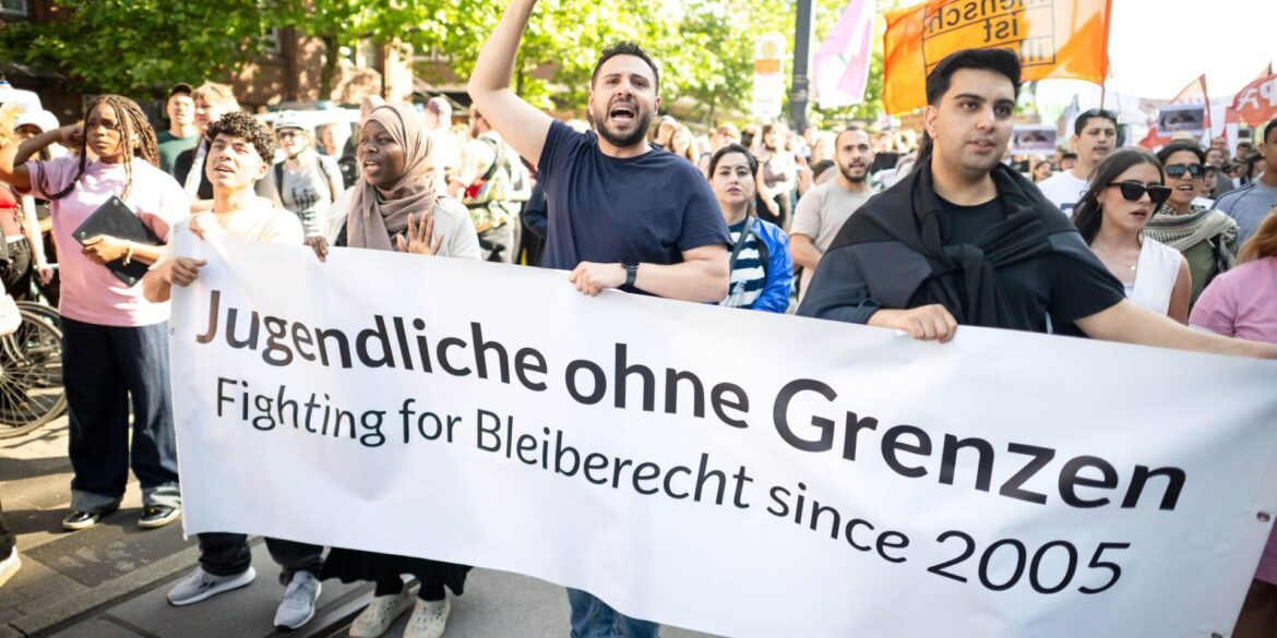 Lokal bilden sich immer wieder Unterstützerkreise, um die Abschiebung einzelner Ausreisepflichtiger zu verhindern. Bei dieser Demonstration in Bremen forderten Aktivisten generell großzügigere Regelungen für Migranten ohne Aufenthaltserlaubnis. (Symbolbild)
