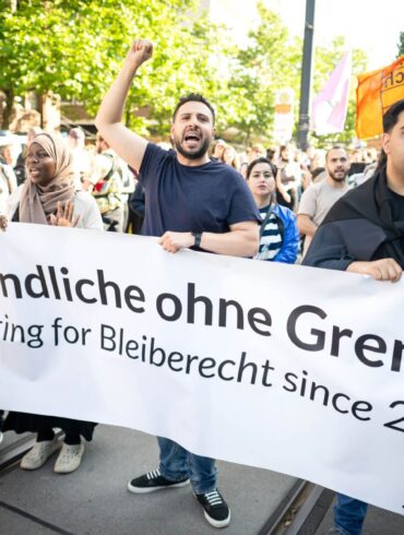 Lokal bilden sich immer wieder Unterstützerkreise, um die Abschiebung einzelner Ausreisepflichtiger zu verhindern. Bei dieser Demonstration in Bremen forderten Aktivisten generell großzügigere Regelungen für Migranten ohne Aufenthaltserlaubnis. (Symbolbild)
