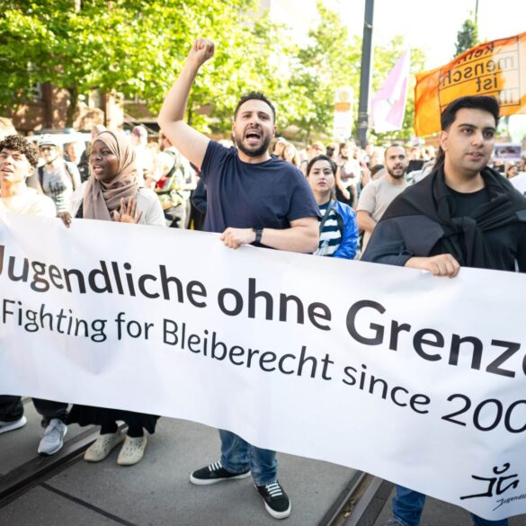 Lokal bilden sich immer wieder Unterstützerkreise, um die Abschiebung einzelner Ausreisepflichtiger zu verhindern. Bei dieser Demonstration in Bremen forderten Aktivisten generell großzügigere Regelungen für Migranten ohne Aufenthaltserlaubnis. (Symbolbild)