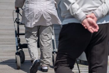 Die Abschaffung der «Rente mit 63» - die faktisch derzeit ohnehin erst mit 64,5 Jahren verfügbar ist - gehört zum umfassenden Gesamtkonzept einer Rentenkommission. (Symbolbild)