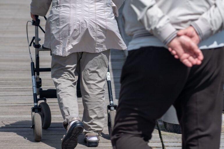 Die Abschaffung der «Rente mit 63» - die faktisch derzeit ohnehin erst mit 64,5 Jahren verfügbar ist - gehört zum umfassenden Gesamtkonzept einer Rentenkommission. (Symbolbild)