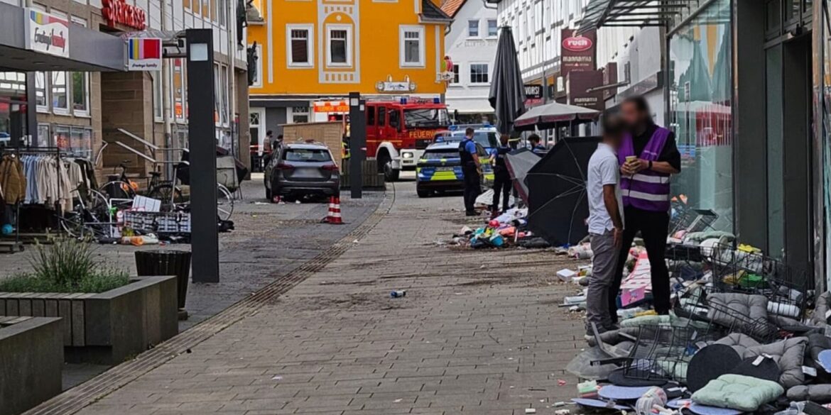 Das Auto fuhr laut Polizei mit hoher Geschwindigkeit durch die Fußgängerzone.