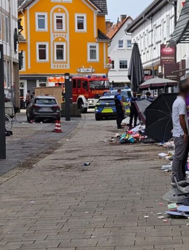 Das Auto fuhr laut Polizei mit hoher Geschwindigkeit durch die Fußgängerzone.