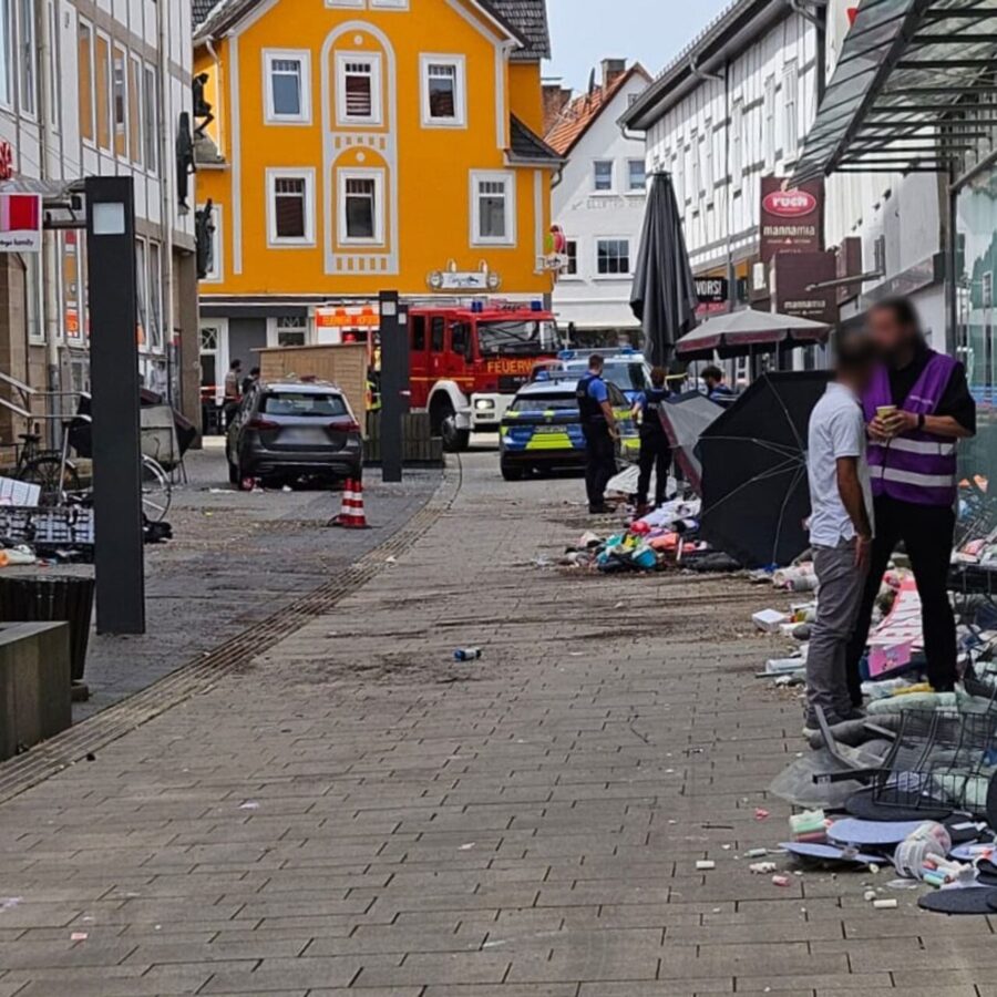 Das Auto fuhr laut Polizei mit hoher Geschwindigkeit durch die Fußgängerzone.