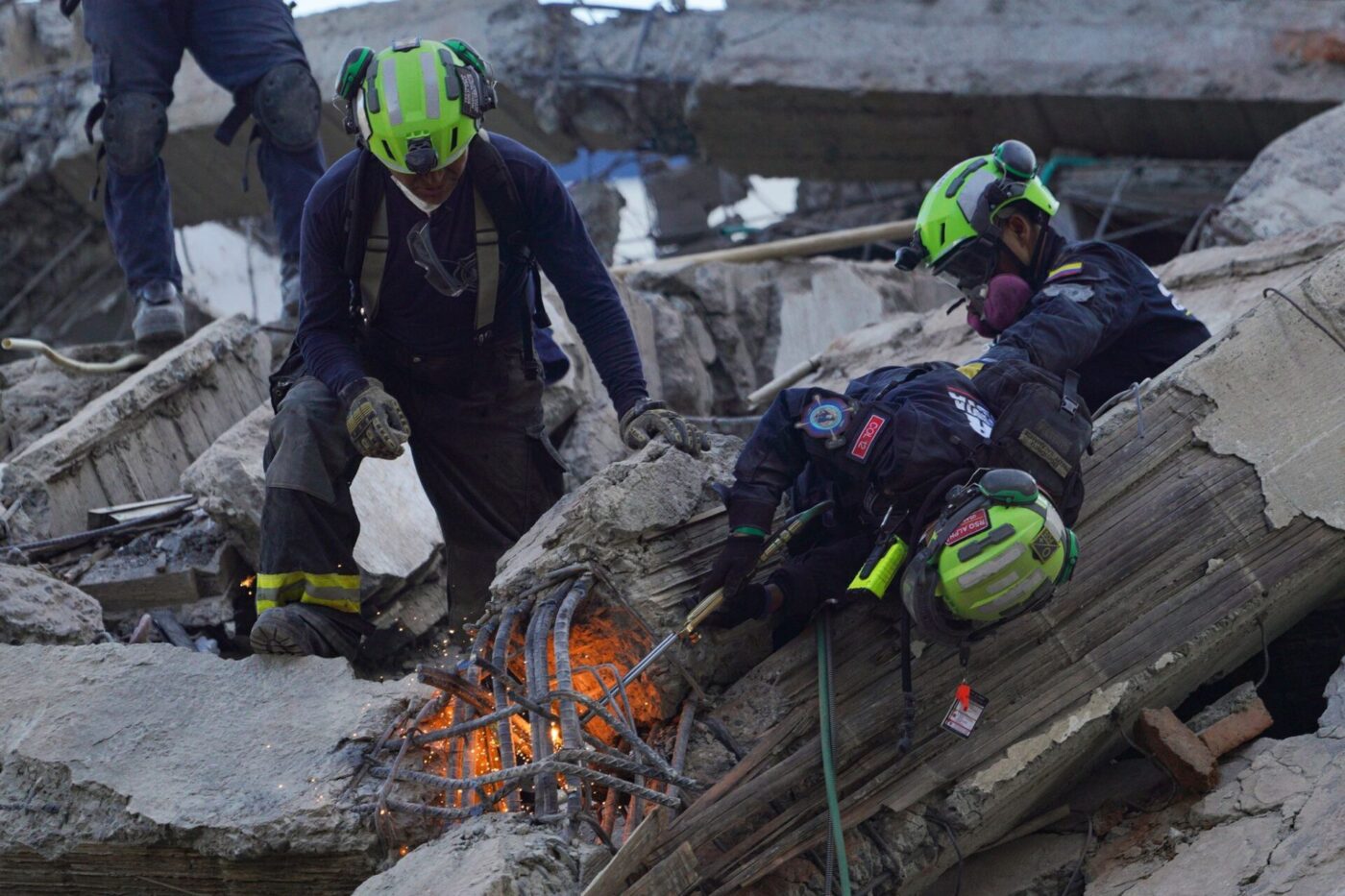 Rettungskräfte durchtrennen Trümmer bei der Suche nach Überlebenden.