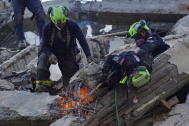 Rettungskräfte durchtrennen Trümmer bei der Suche nach Überlebenden.