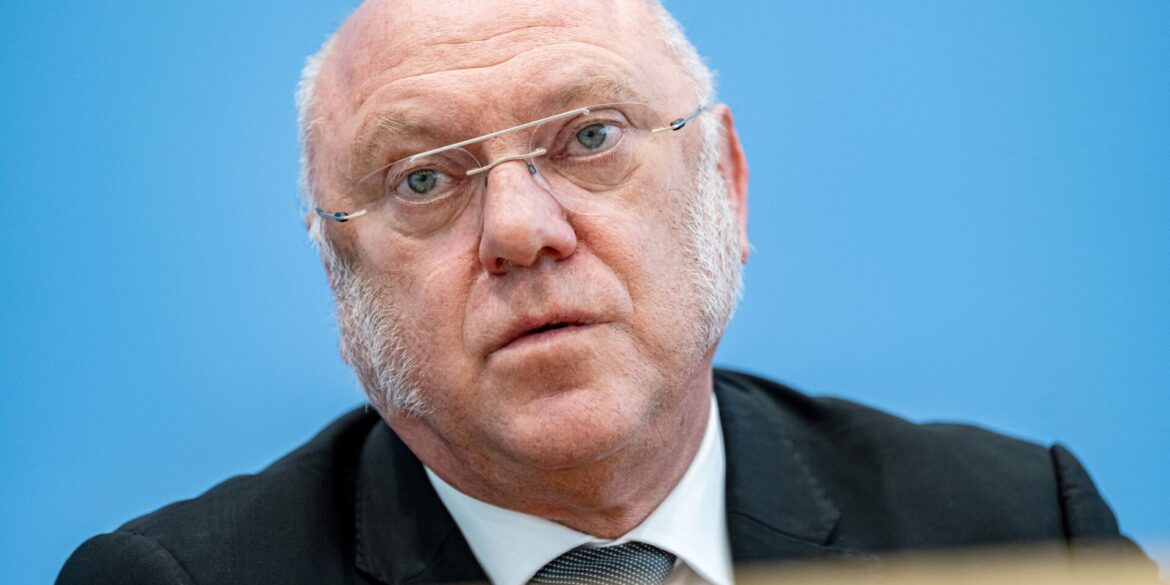 Der Linken-Politiker und Sozialexperte Ulrich Schneider listet in einem Papier mögliche Folgen von geplanten Kürzungen. (Archivbild)