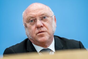 Der Linken-Politiker und Sozialexperte Ulrich Schneider listet in einem Papier mögliche Folgen von geplanten Kürzungen. (Archivbild)