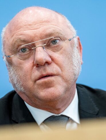 Der Linken-Politiker und Sozialexperte Ulrich Schneider listet in einem Papier mögliche Folgen von geplanten Kürzungen. (Archivbild)