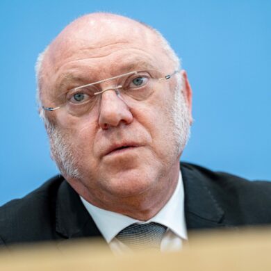 Der Linken-Politiker und Sozialexperte Ulrich Schneider listet in einem Papier mögliche Folgen von geplanten Kürzungen. (Archivbild)