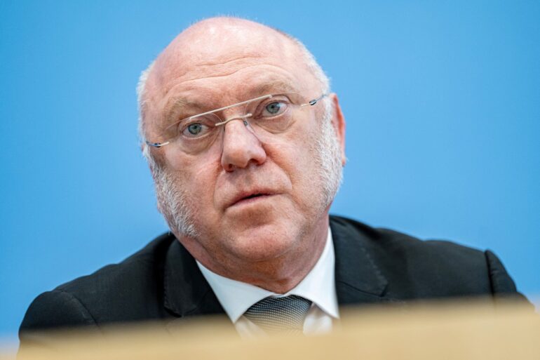 Der Linken-Politiker und Sozialexperte Ulrich Schneider listet in einem Papier mögliche Folgen von geplanten Kürzungen. (Archivbild)