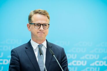 Bundesgesundheitsminister Linnemann will die eigentlich geplante Kürzung von Rentenansprüchen pflegender Angehöriger stoppen. (Archivbild)