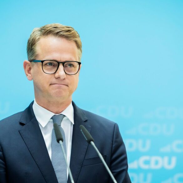 Bundesgesundheitsminister Linnemann will die eigentlich geplante Kürzung von Rentenansprüchen pflegender Angehöriger stoppen. (Archivbild)