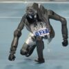 Ein humanoider Roboter nimmt bei den World Humanoid Robot Games am Breakdance-Wettbewerb in Peking teil.
