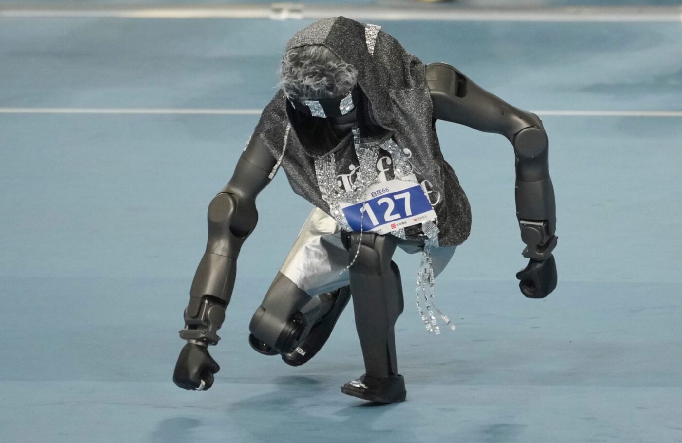 Ein humanoider Roboter nimmt bei den World Humanoid Robot Games am Breakdance-Wettbewerb in Peking teil.