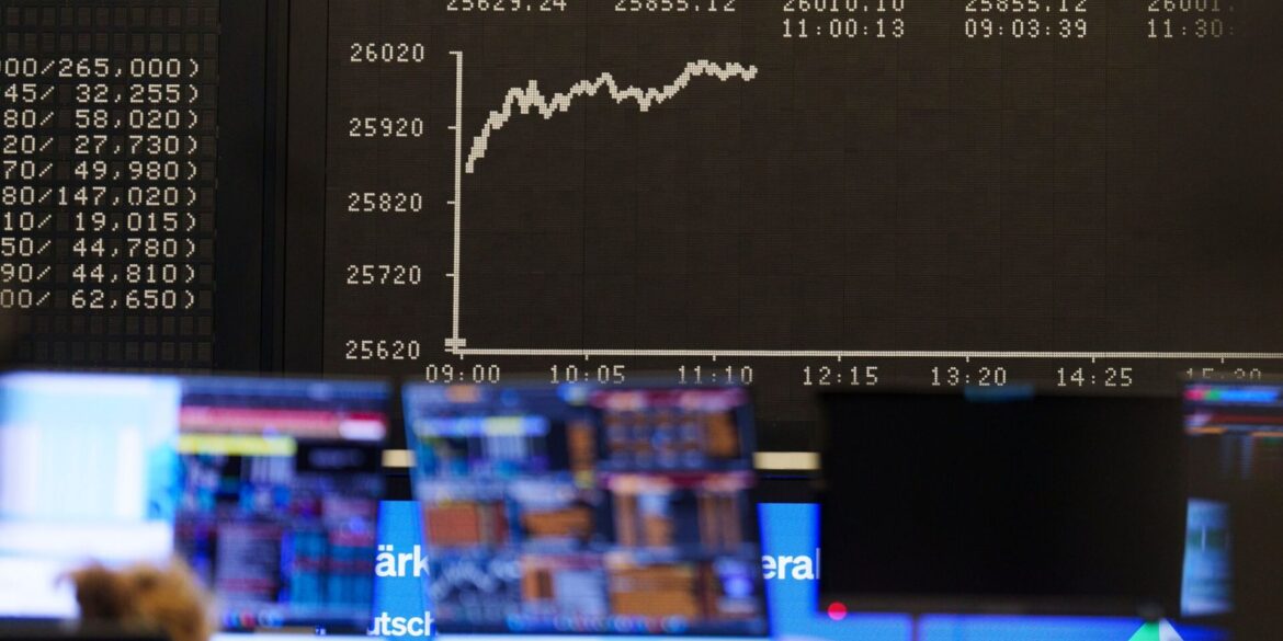 Der deutsche Börsen-Leitindex hat erstmals die Marke der 26.000 Punkte geknackt.