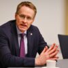 Angesichts der aktuellen Bedrohungslage sollten die Kompetenzen von Bund und Ländern noch stärker gebündelt werden, sagt Schleswig-Holsteins Ministerpräsident Daniel Günther (CDU). (Archivbild)