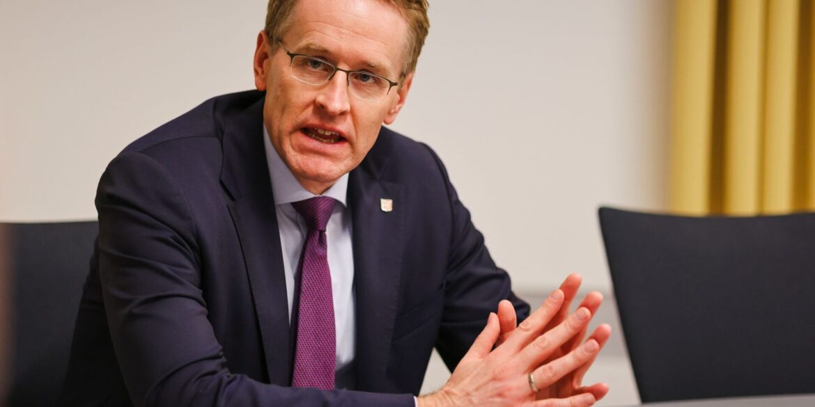 Angesichts der aktuellen Bedrohungslage sollten die Kompetenzen von Bund und Ländern noch stärker gebündelt werden, sagt Schleswig-Holsteins Ministerpräsident Daniel Günther (CDU). (Archivbild)