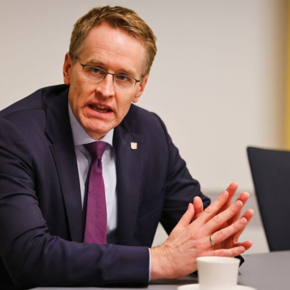Angesichts der aktuellen Bedrohungslage sollten die Kompetenzen von Bund und Ländern noch stärker gebündelt werden, sagt Schleswig-Holsteins Ministerpräsident Daniel Günther (CDU). (Archivbild)
