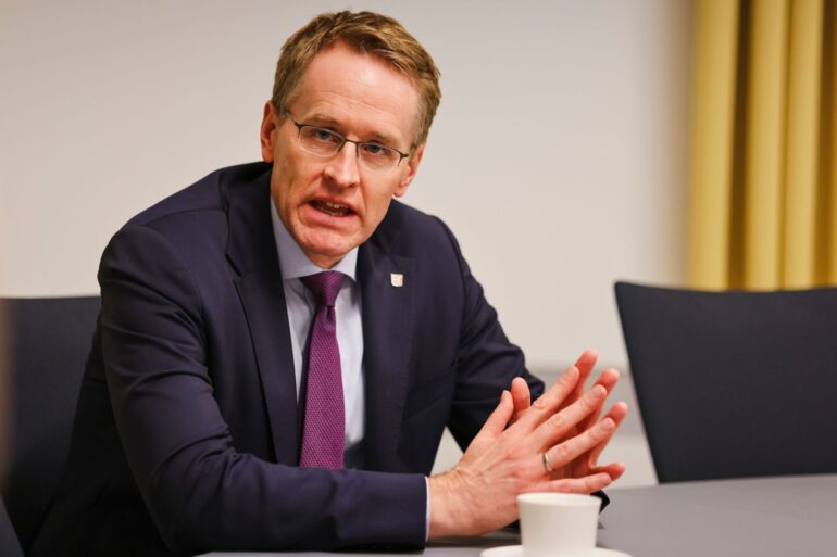 Angesichts der aktuellen Bedrohungslage sollten die Kompetenzen von Bund und Ländern noch stärker gebündelt werden, sagt Schleswig-Holsteins Ministerpräsident Daniel Günther (CDU). (Archivbild)