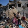 Palästinenser am Ort eines israelischen Luftangriffs im Gazastreifen. (Archivbild)