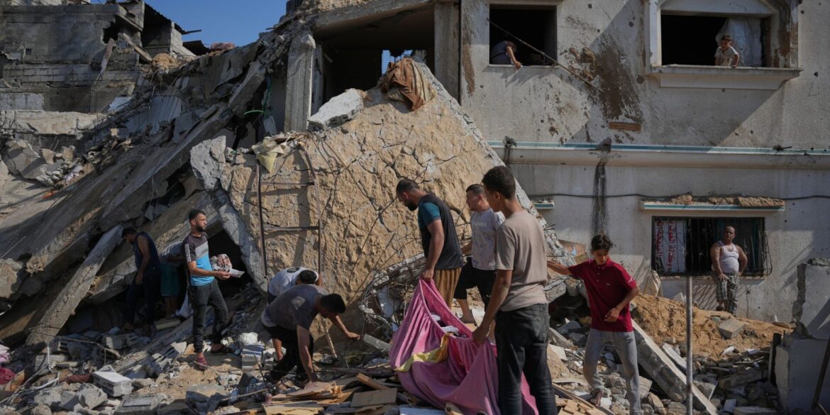 Palästinenser am Ort eines israelischen Luftangriffs im Gazastreifen. (Archivbild)
