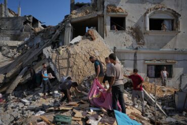 Palästinenser am Ort eines israelischen Luftangriffs im Gazastreifen. (Archivbild)