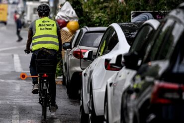 Der Ton im Straßenverkehr wird einer Umfrage zufolge rauer. (Illustration)