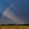Zusammenspiel von Farbe und Licht: Regenbogen vor Gewitterwolken