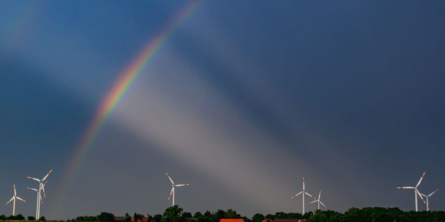Zusammenspiel von Farbe und Licht: Regenbogen vor Gewitterwolken