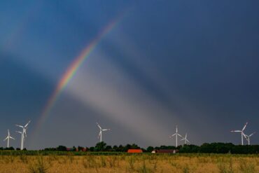 Zusammenspiel von Farbe und Licht: Regenbogen vor Gewitterwolken