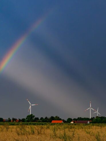 Zusammenspiel von Farbe und Licht: Regenbogen vor Gewitterwolken