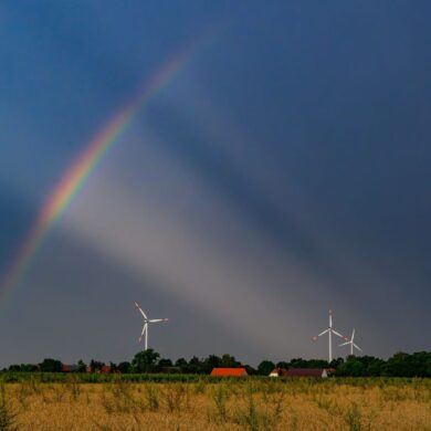 Zusammenspiel von Farbe und Licht: Regenbogen vor Gewitterwolken