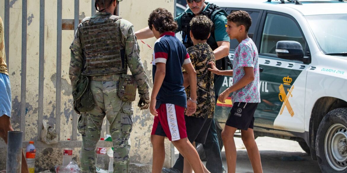 Polizei, Guardia Civil und Militär bleiben in Ceuta mit einem Großaufgebot im Einsatz.