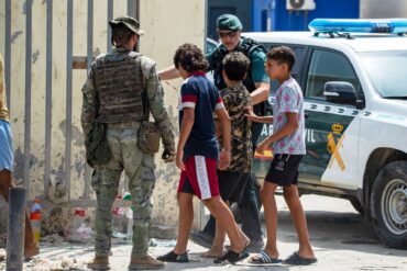 Polizei, Guardia Civil und Militär bleiben in Ceuta mit einem Großaufgebot im Einsatz.