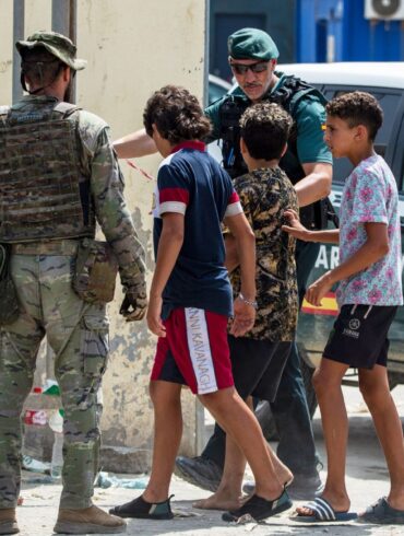 Polizei, Guardia Civil und Militär bleiben in Ceuta mit einem Großaufgebot im Einsatz.