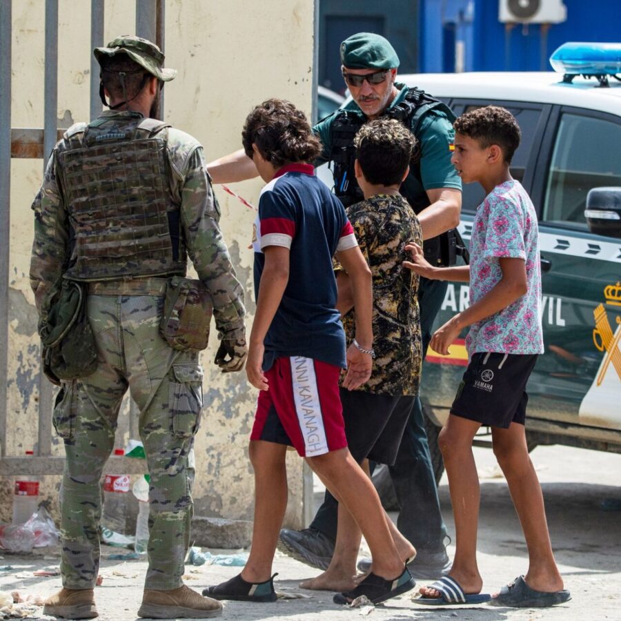 Polizei, Guardia Civil und Militär bleiben in Ceuta mit einem Großaufgebot im Einsatz.