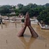 Am Namo Ghat am Ufer des Ganges in Varanasi ragen die Hände einer riesigen Skulptur aus dem Wasser. Der Wasserstand ist nach den Monsunregenfällen angestiegen.