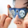 Wer die totale Sonnenfinsternis in Spanien oder die partielle am Abend beobachten will, muss unbedingt eine dafür zertifizierte Spezialbrille aufsetzen. Anderenfalls drohen irreparable Augenschäden.