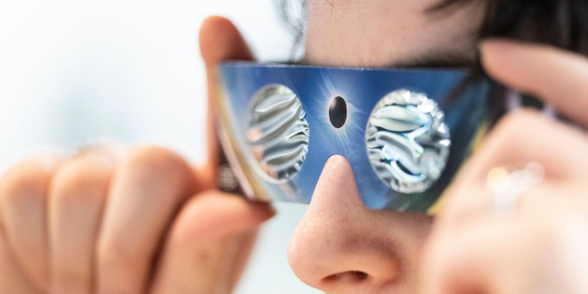Wer die totale Sonnenfinsternis in Spanien oder die partielle am Abend beobachten will, muss unbedingt eine dafür zertifizierte Spezialbrille aufsetzen. Anderenfalls drohen irreparable Augenschäden.