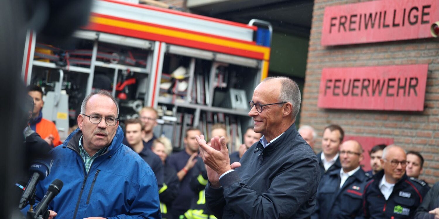 Bundeskanzler Merz klatscht bei Besuch im Waldbrandgebiet Hürtgenwald