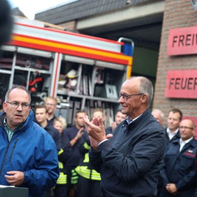 Bundeskanzler Merz klatscht bei Besuch im Waldbrandgebiet Hürtgenwald