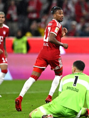 Michael Olise glänzt gegen den VfB Stuttgart.